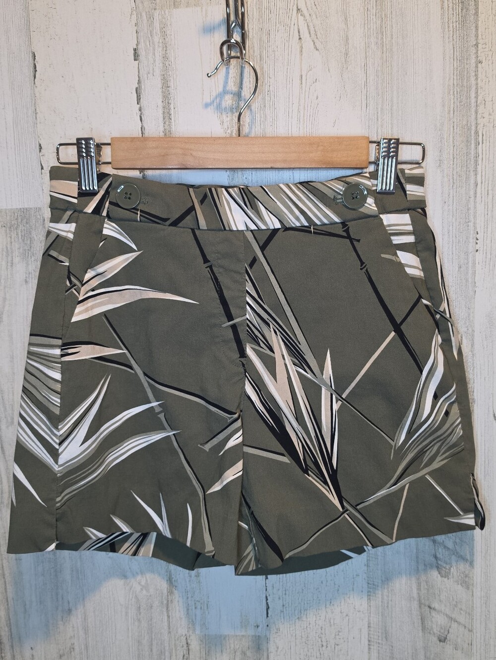 White House Black Market Women’s Size 4 Olive Green Tropical Print Shorts WHBM